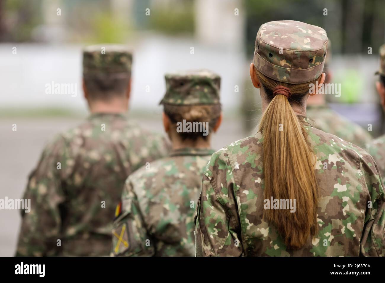 Bucarest, Romania - 28 aprile 2022: Le truppe terrestri rumene partecipano a una cerimonia pubblica. Foto Stock