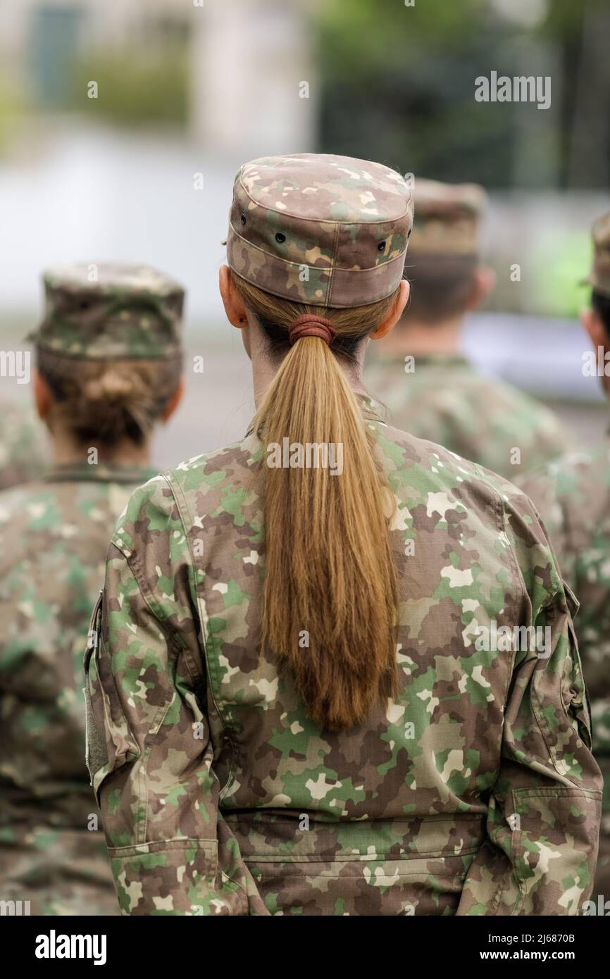 Bucarest, Romania - 28 aprile 2022: Le truppe terrestri rumene partecipano a una cerimonia pubblica. Foto Stock