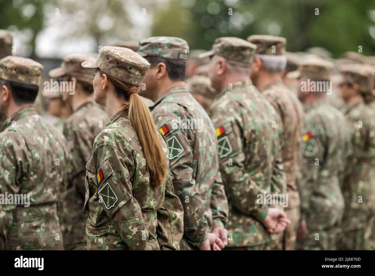 Bucarest, Romania - 28 aprile 2022: Le truppe terrestri rumene partecipano a una cerimonia pubblica. Foto Stock