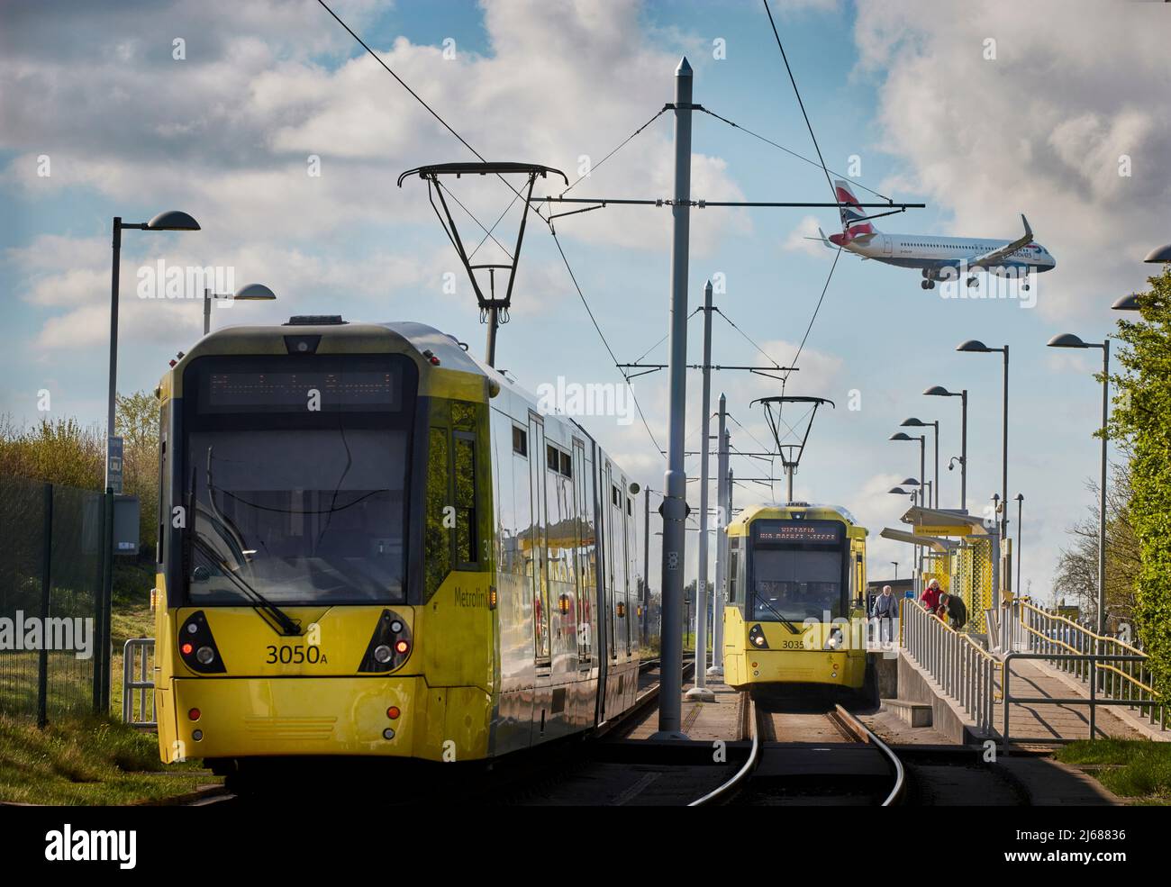 Tram Metrolink all'aeroporto di Manchester all'arrivo di un volo della British Airways. Foto Stock