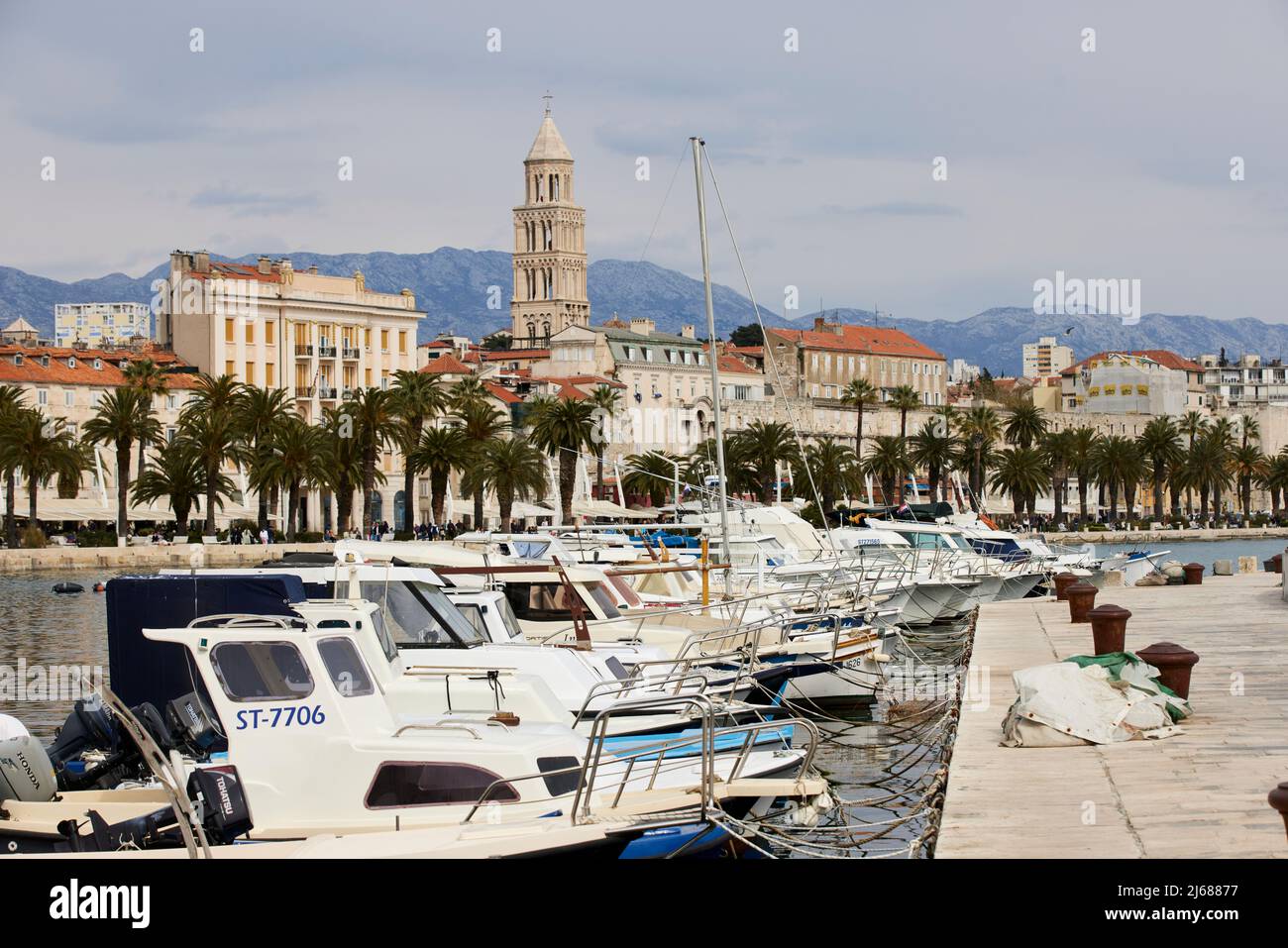 La città di Spalato in Croazia nella regione della Dalmazia, il porto sul lungomare con la storica Cattedrale di San Domnio Foto Stock