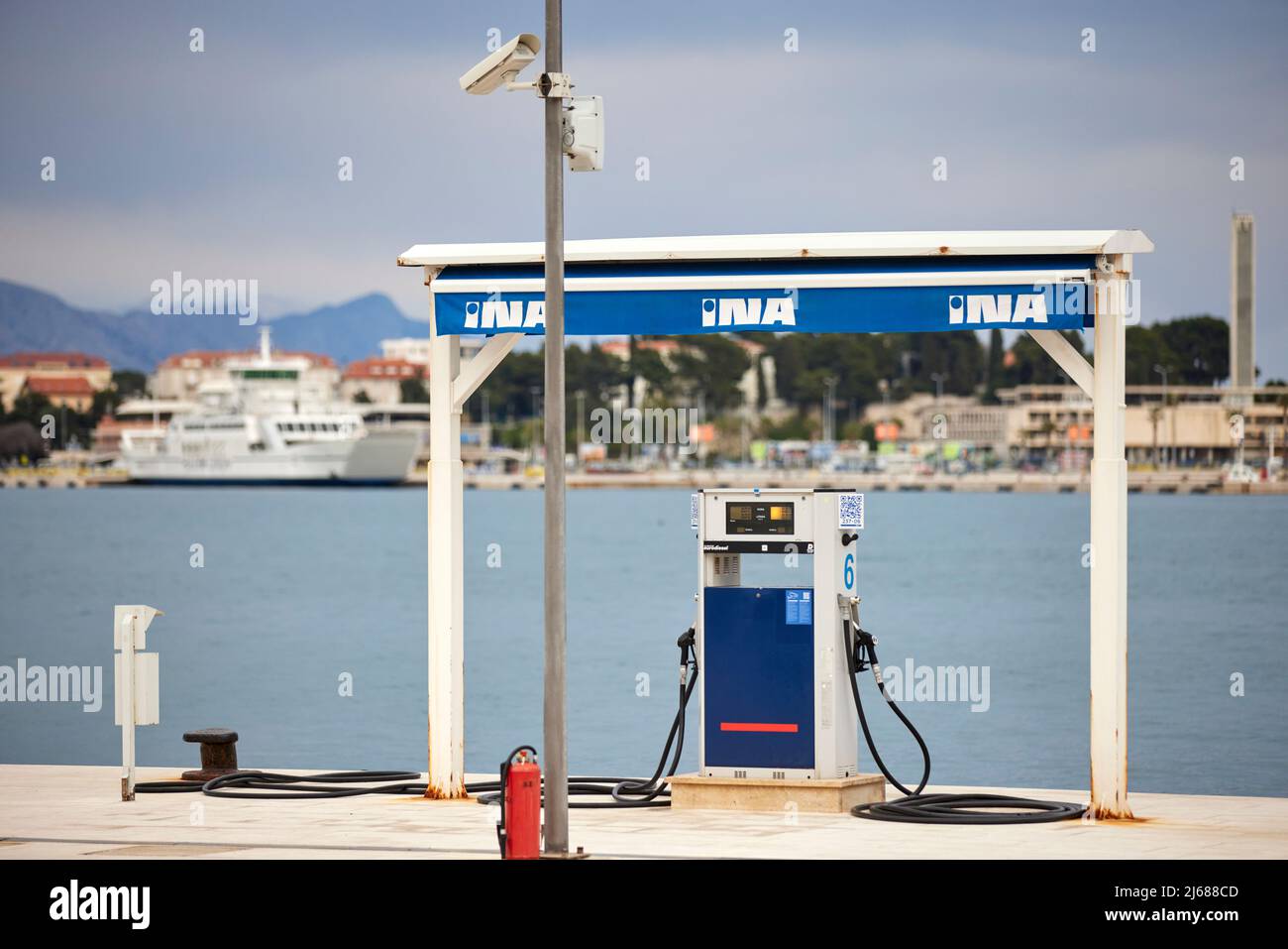 La città di Spalato in Croazia nella regione della Dalmazia, il porto di mare INA Boat Refueling Foto Stock