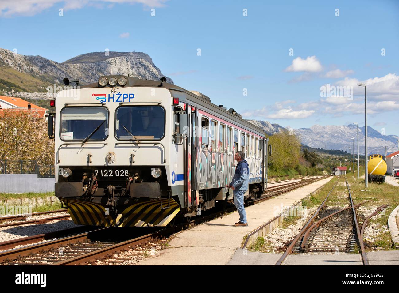 La stazione ferroviaria Kastel Stari-Split di Spalato, Croazia, le Ferrovie croate gestiscono Y1 unità multiple diesel rinnovate Foto Stock