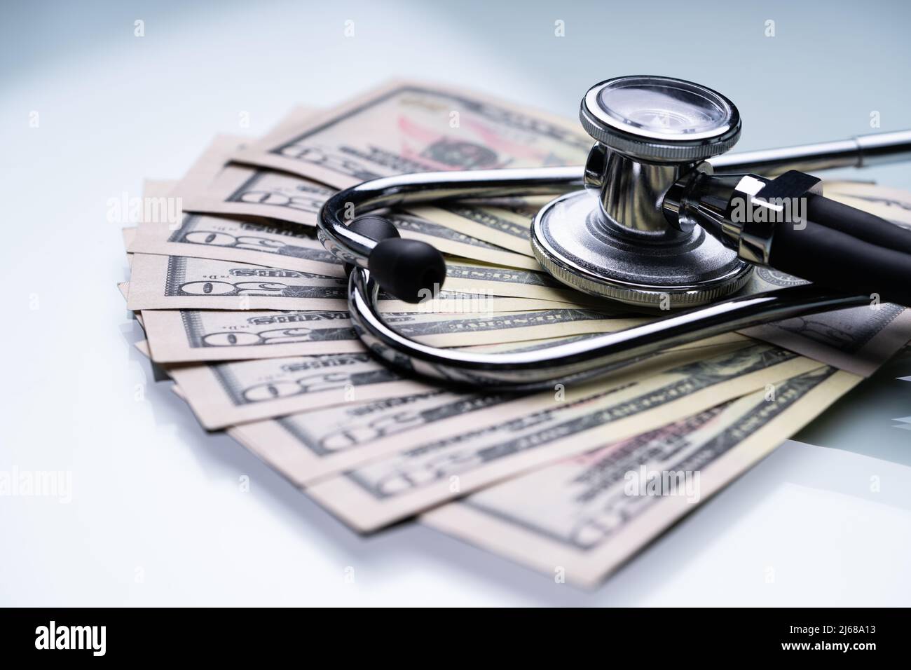 Sanità denaro e malattia. Stetoscopio medico Foto Stock