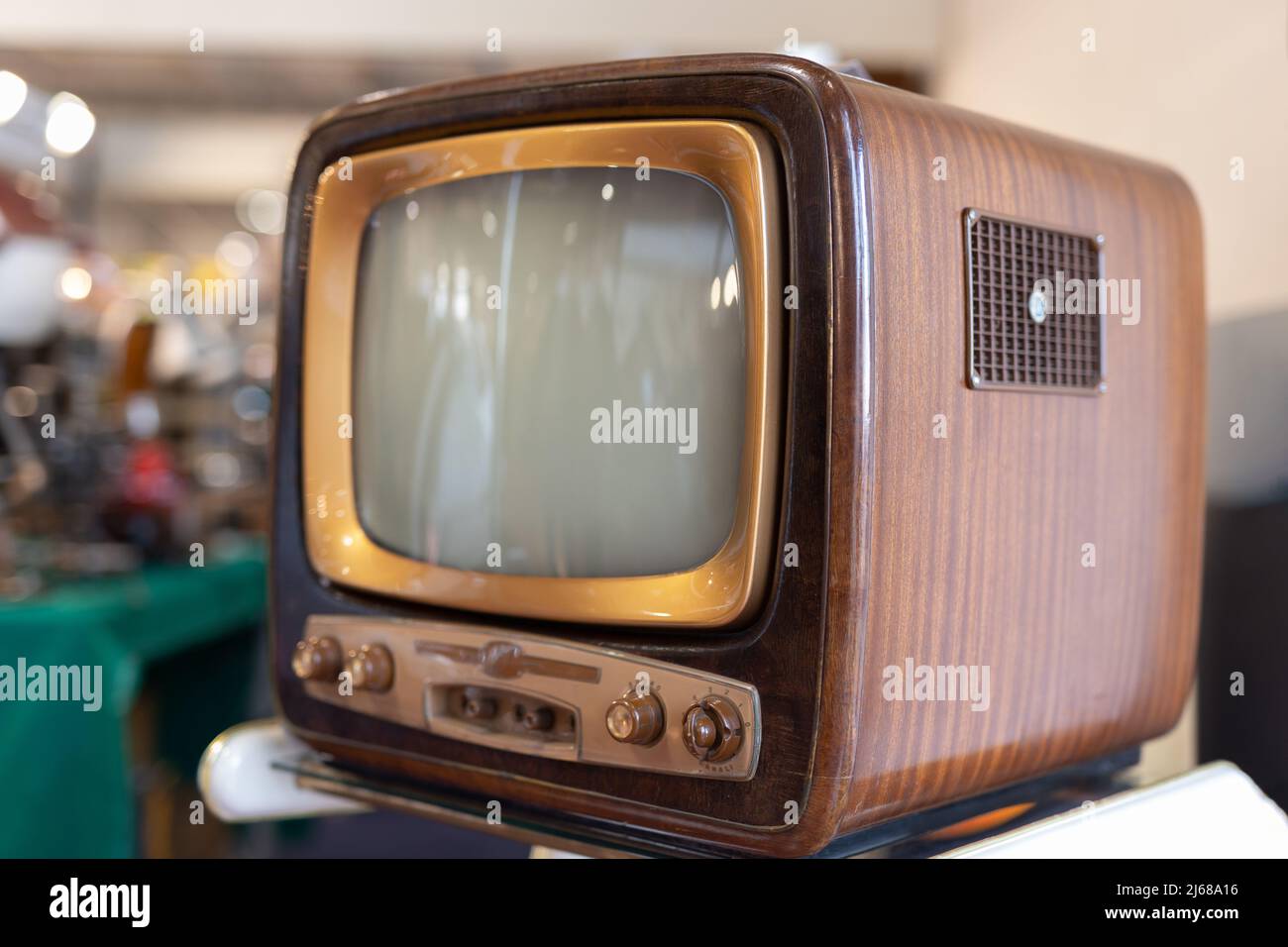 TV in bianco e nero antico con tubo catodico Foto stock - Alamy