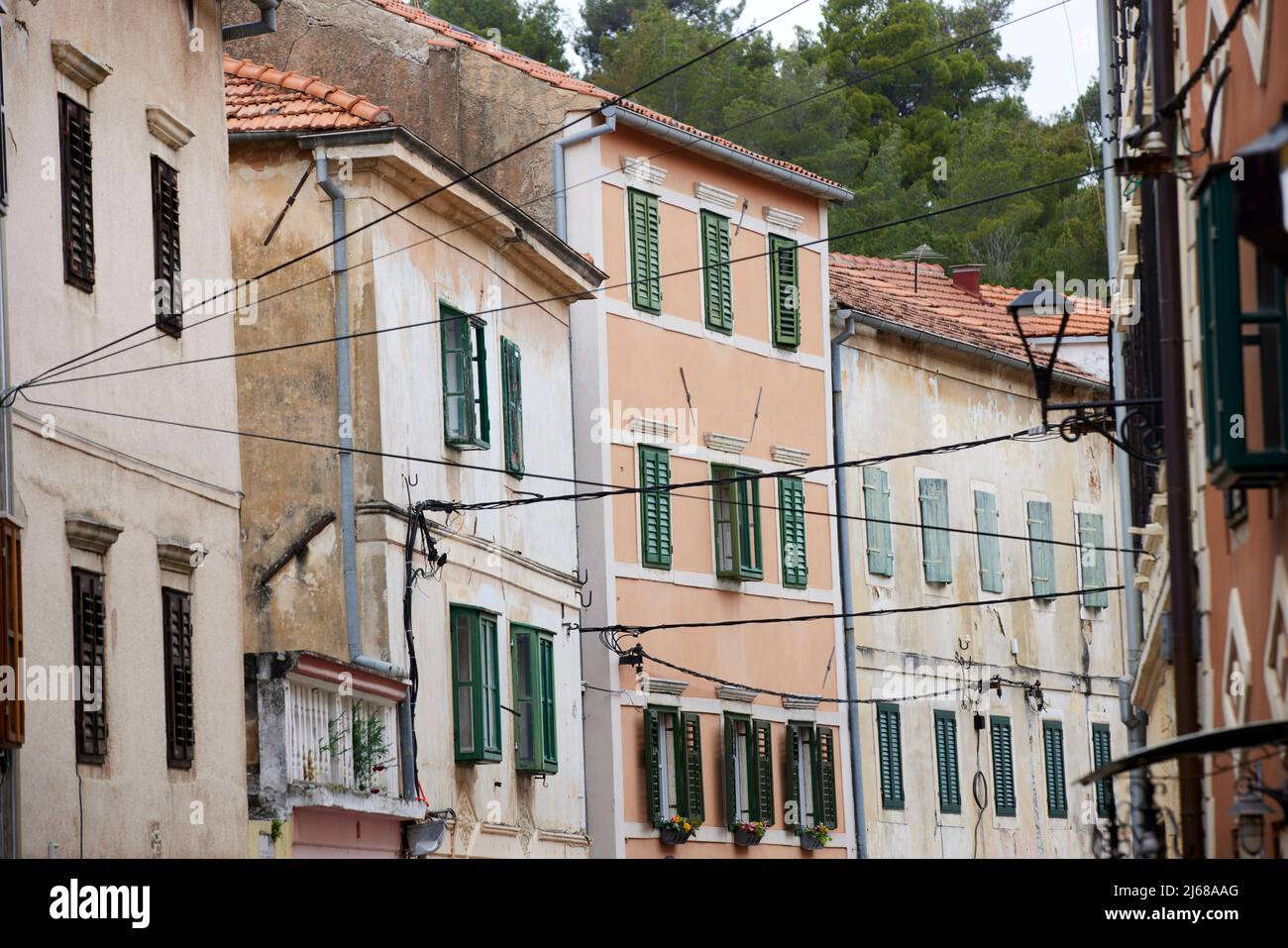 Skradin una piccola città nella contea di Šibenik-Knin della Croazia, strade strette Foto Stock