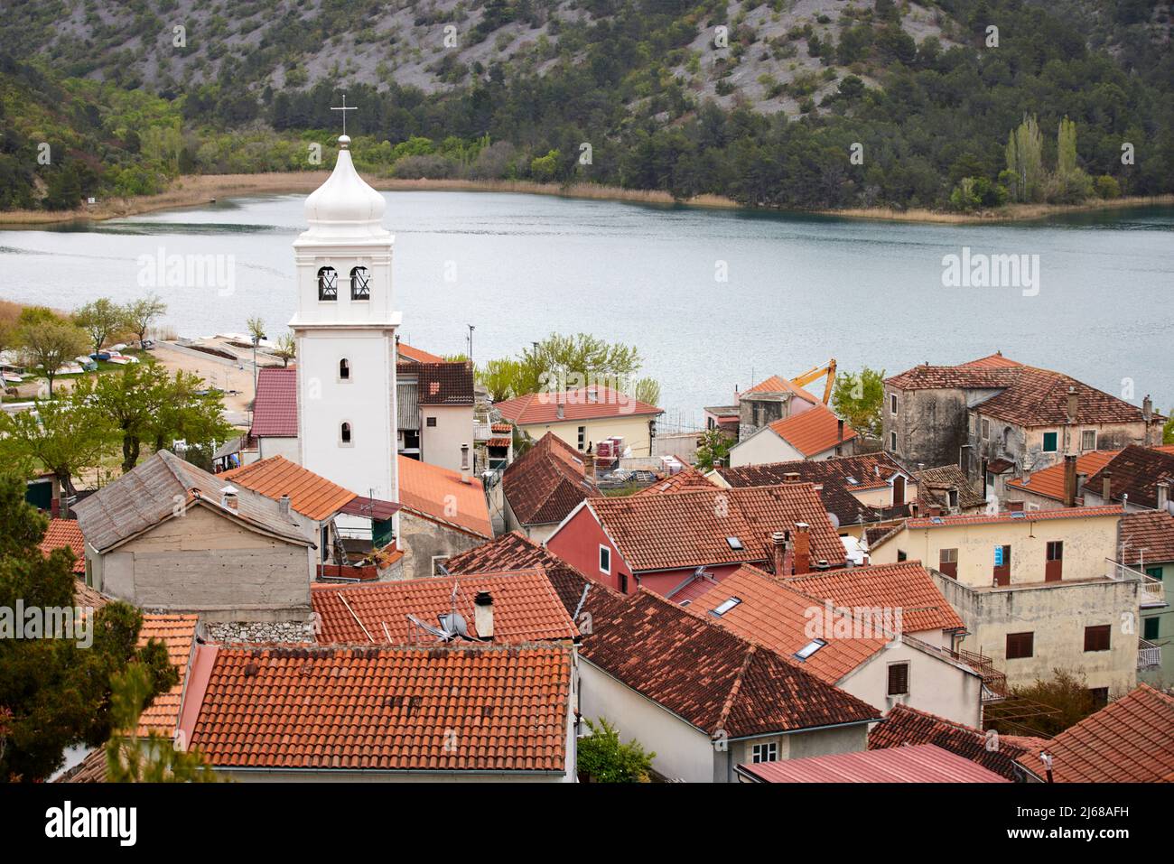 Skradin una piccola città nella contea di Šibenik-Knin della Croazia, campanile della Chiesa di Mala Gospa Foto Stock