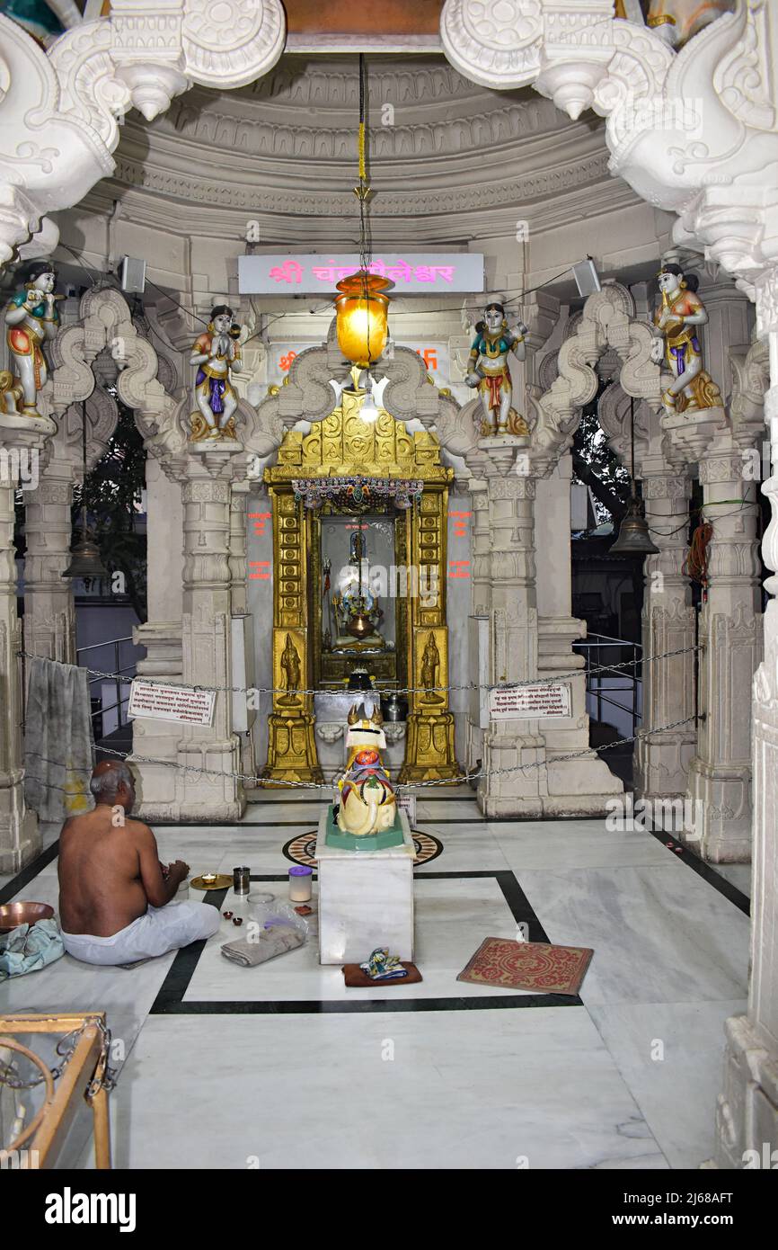 MAHARASHTRA, SOLAPUR - PUNE HIGHWAY, febbraio 2022, sacerdote Indù a Chandramouleshwar Mahadev Mandir, Tempio Indù, Vista interna Foto Stock