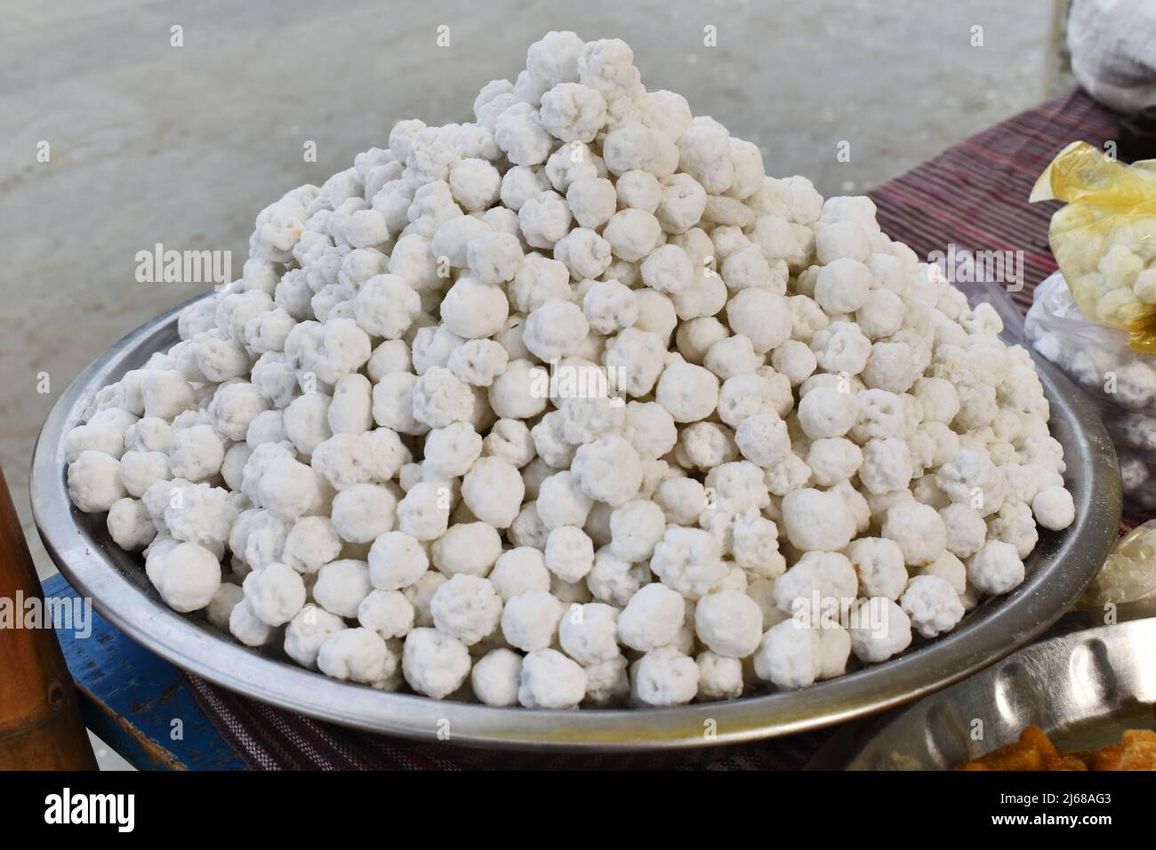 Mimosa Sugar Balls o Nakul Dana, Dolce in vendita a Dargah Shah Hazrat Abdul Lateef, Sathin, Sultanpur, Uttar Pradesh, India Foto Stock