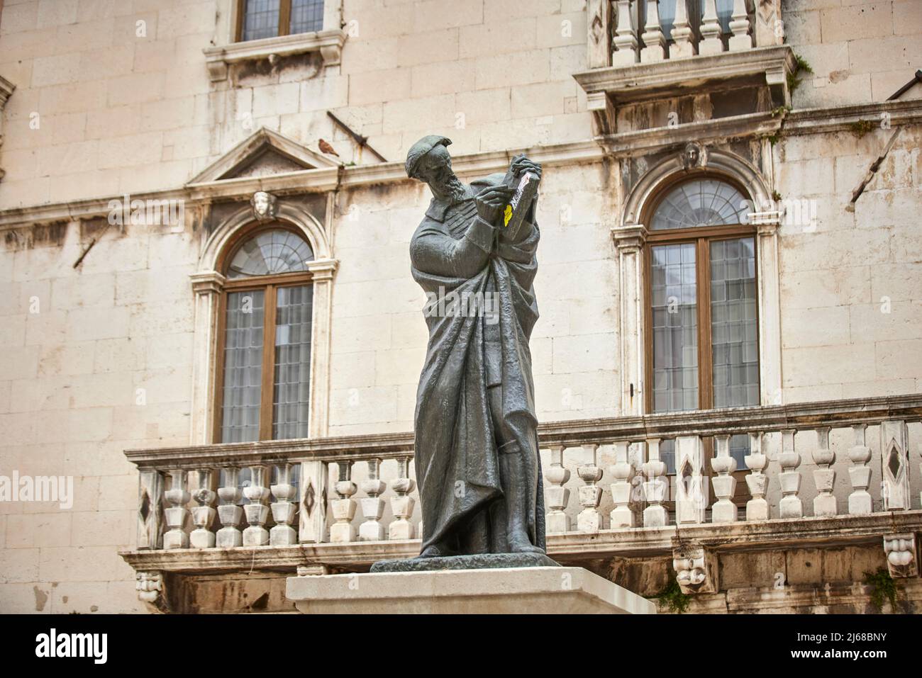 La città di Spalato in Croazia nella regione della Dalmazia, la statua di piazza del frutto di Marko Marulić Foto Stock