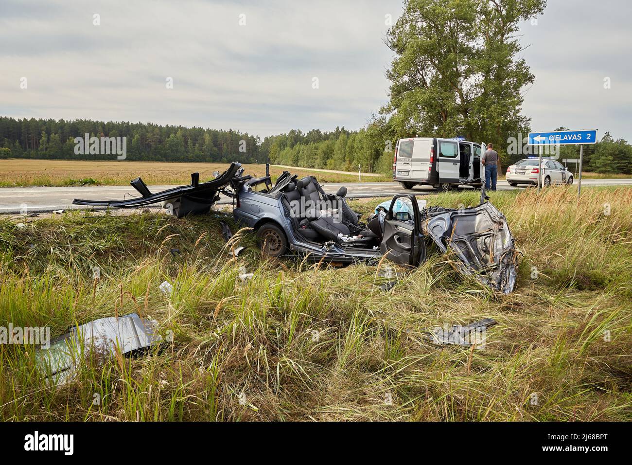 8 agosto 2021, Laci, strada A9, Lettonia: Incidente stradale, incidente stradale, stradale e di autobus, sfondo del trasporto Foto Stock