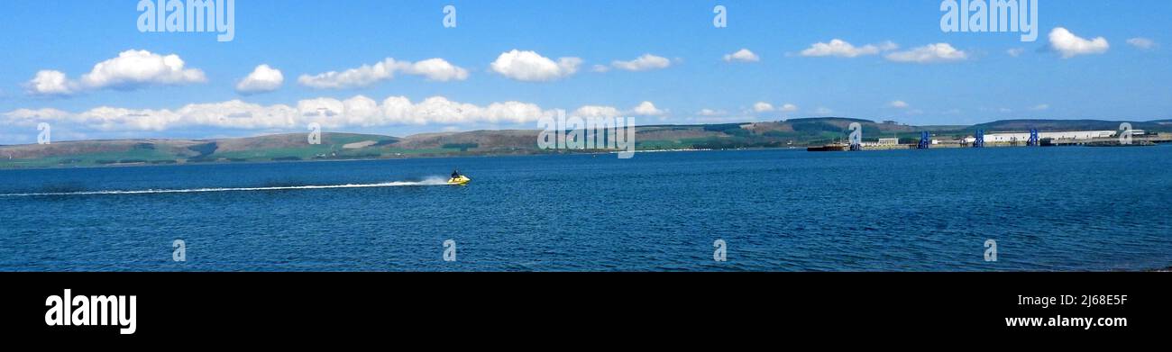 Loch Ryan, Scozia un jet skier con molo Stranraer e ferrovia ( a destra ) Foto Stock