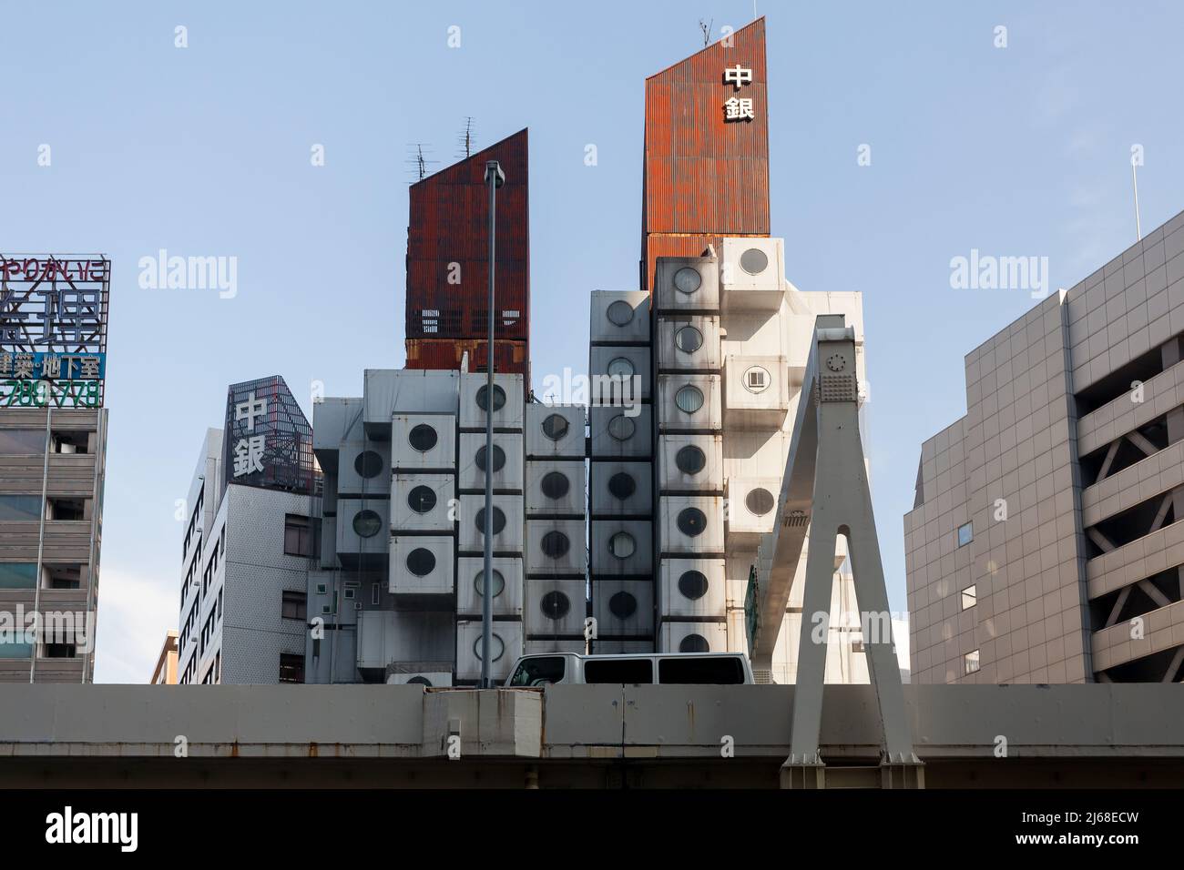 L'architettura insolita della Torre della capsula di Nakagin, Shimbashi, Tokyo, Giappone. Foto Stock