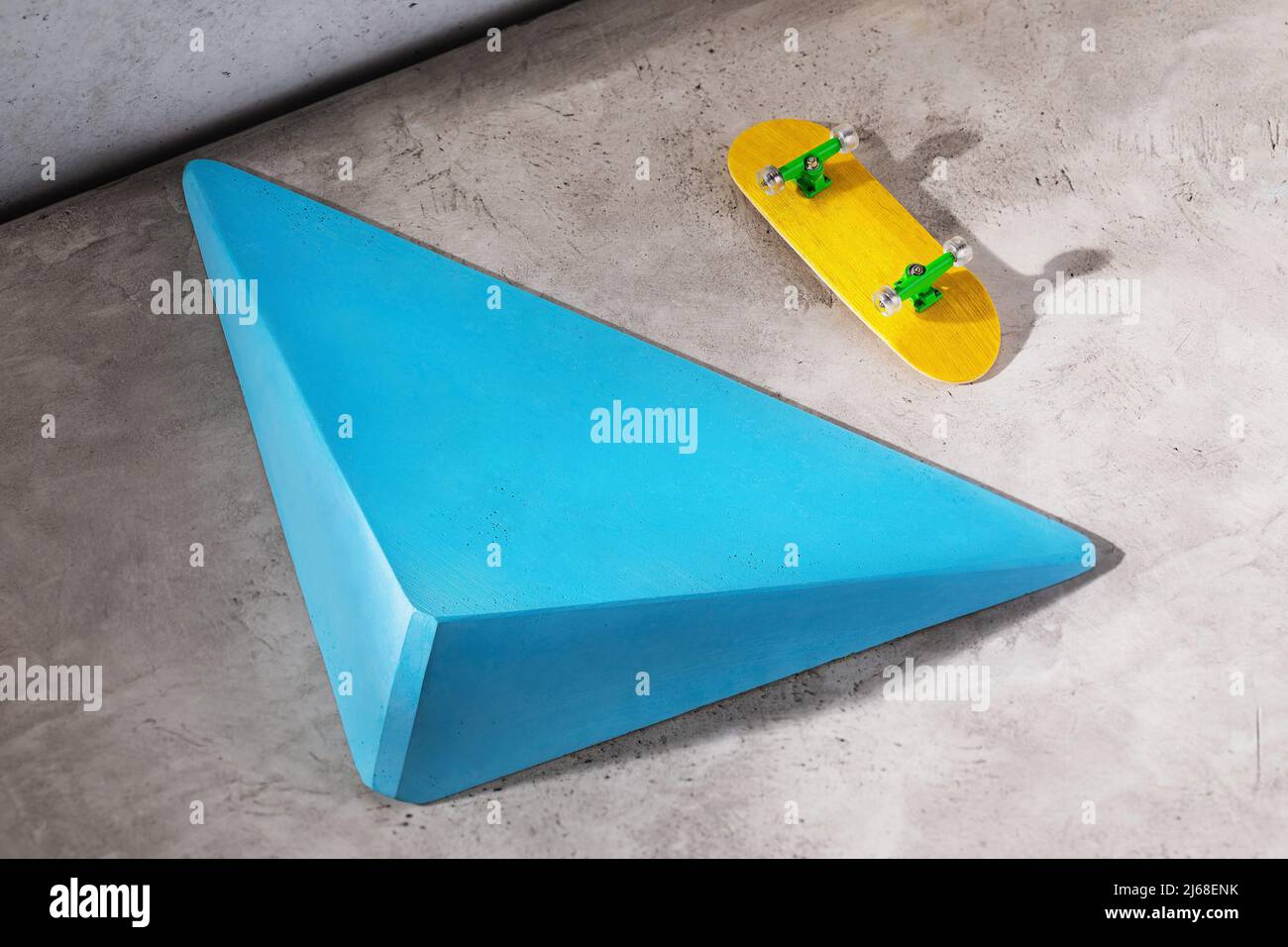 Forma triangolare della rampa di gesso e tastiera su sfondo astratto Foto Stock