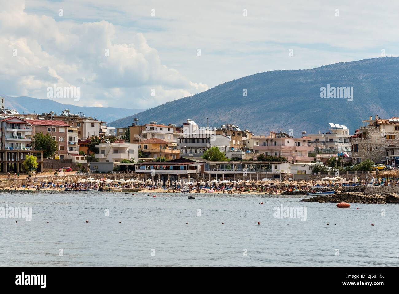 Ksamil, Albania - 9 settembre 2021: Vista della spiaggia di Cocoa e della città di Ksamil in Albania. Concetto di vacanza sfondo. Foto Stock