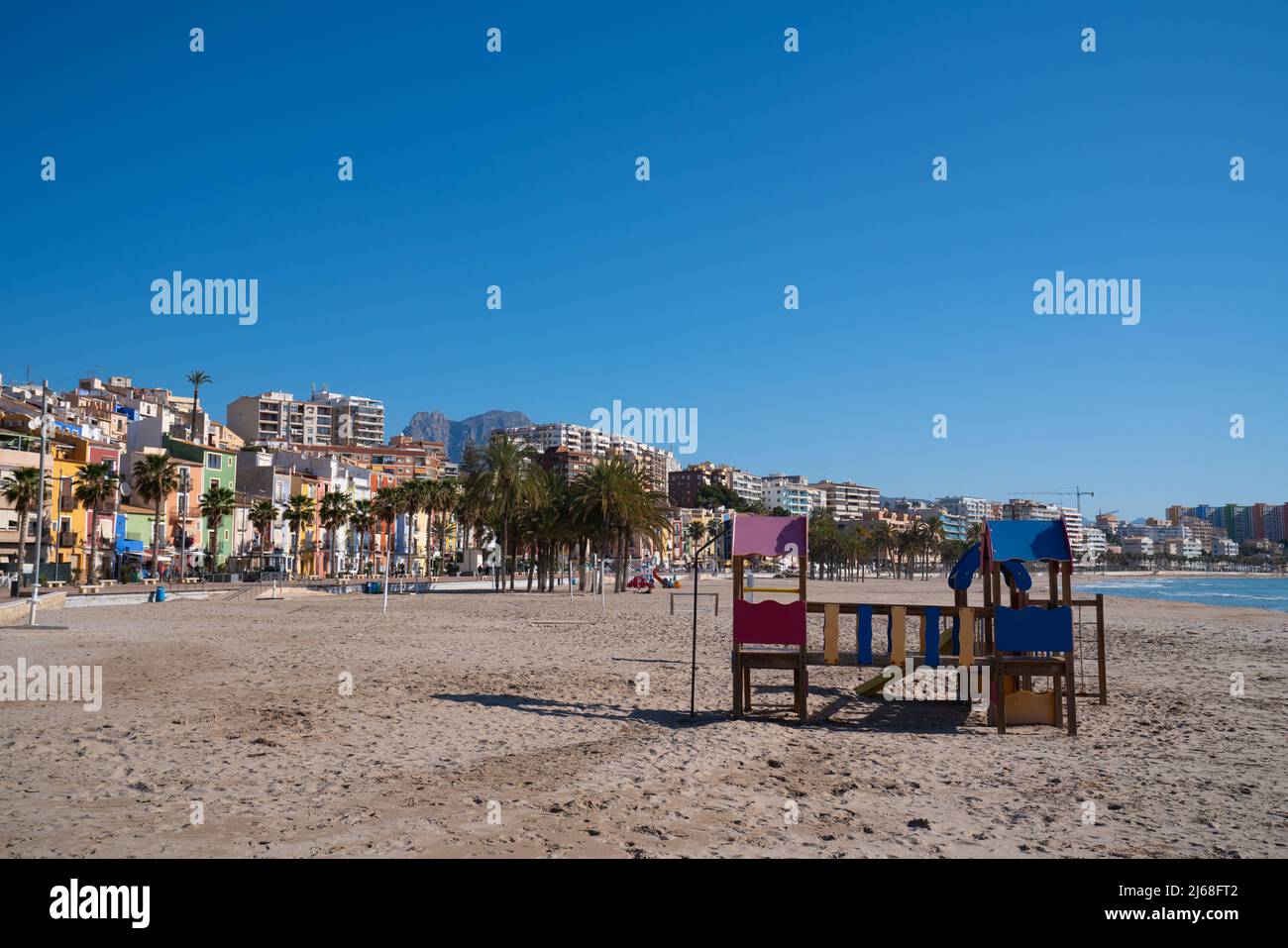 Villajoyosa Spagna spiaggia area giochi per bambini e palme Costa Blanca Alicante Foto Stock