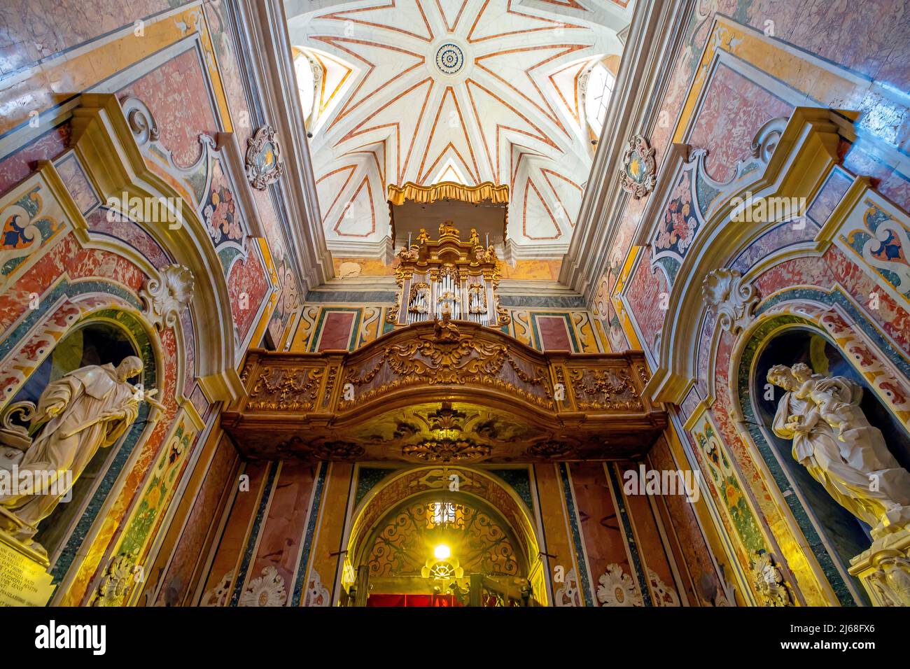 Cappella di San Cataldo alla Cattedrale di Taranto. Un pezzo di barocco napoletano in Puglia. La decorazione affresco della cupola di Paol Foto Stock
