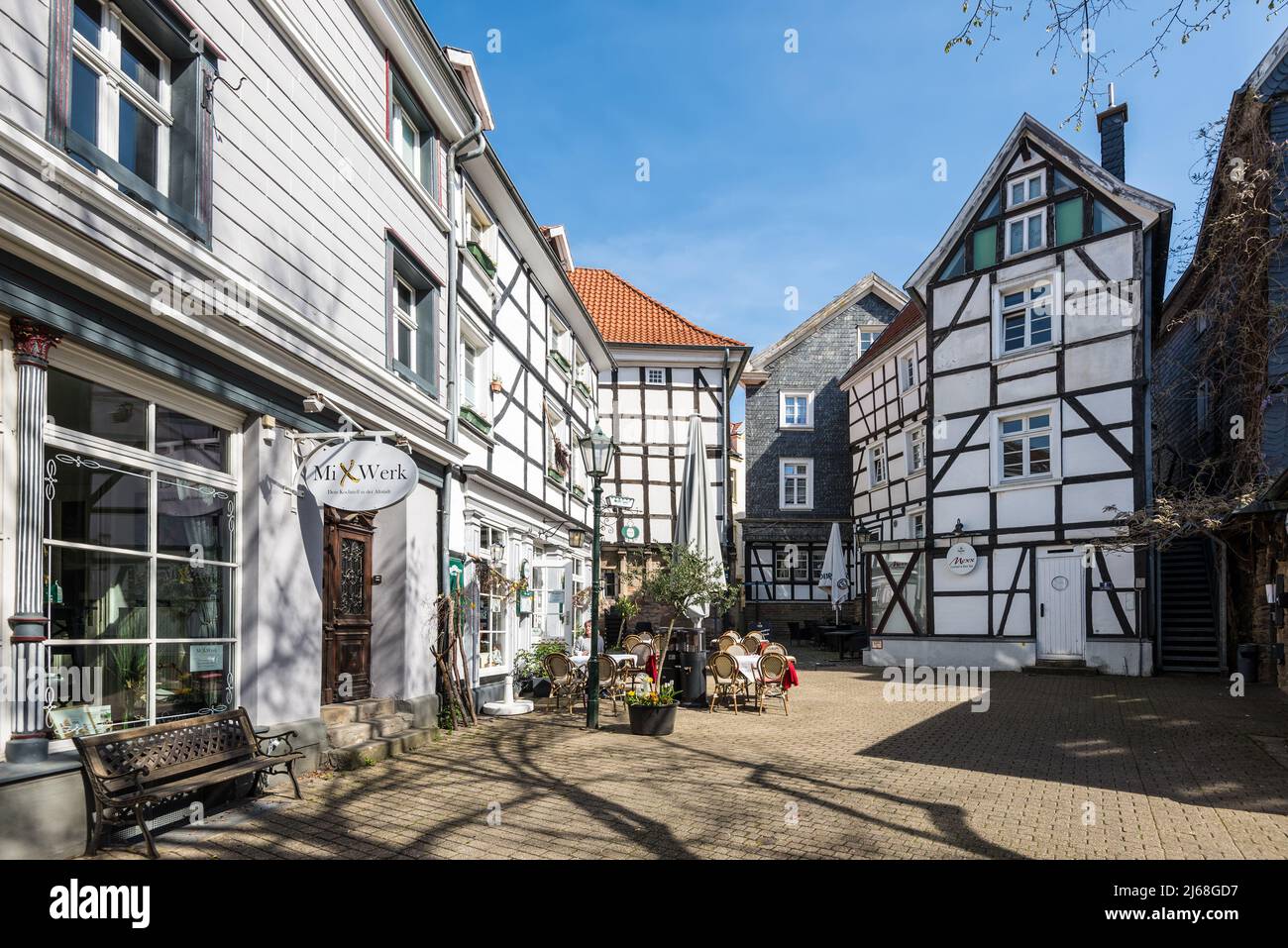 Hattingen, Germania - 11 aprile 2022: Architettura tradizionale delle tipiche case tedesche a graticcio a Hattingen, nella Renania settentrionale-Vestfalia. Foto Stock