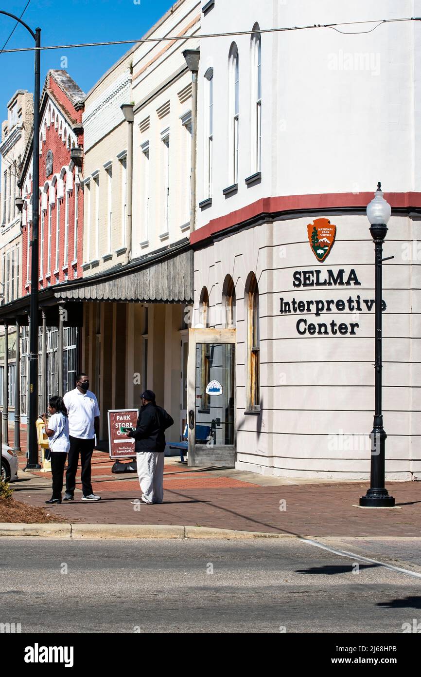 Selma, Alabama, USA-1 marzo 2022: Tre turisti afro-americani in piedi di fronte al Selma Interpretive Center, il centro di accoglienza all'inizio Foto Stock