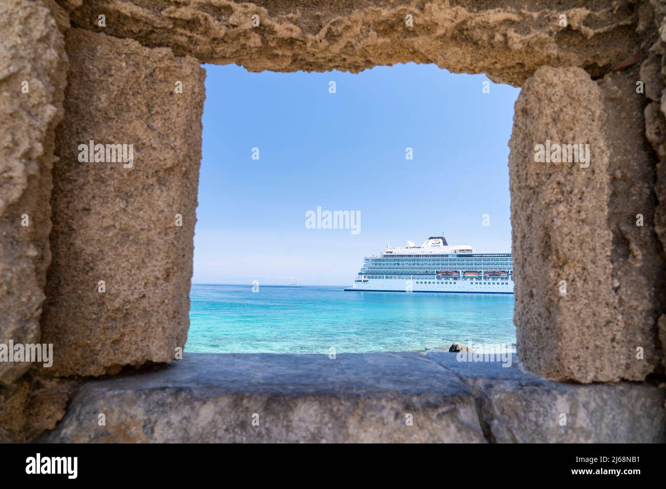 Navi da crociera operate da Viking Ocean Cruises in piedi a Mandraki Marina e Porto vicino alla Città medievale di Rodi. Foto Stock