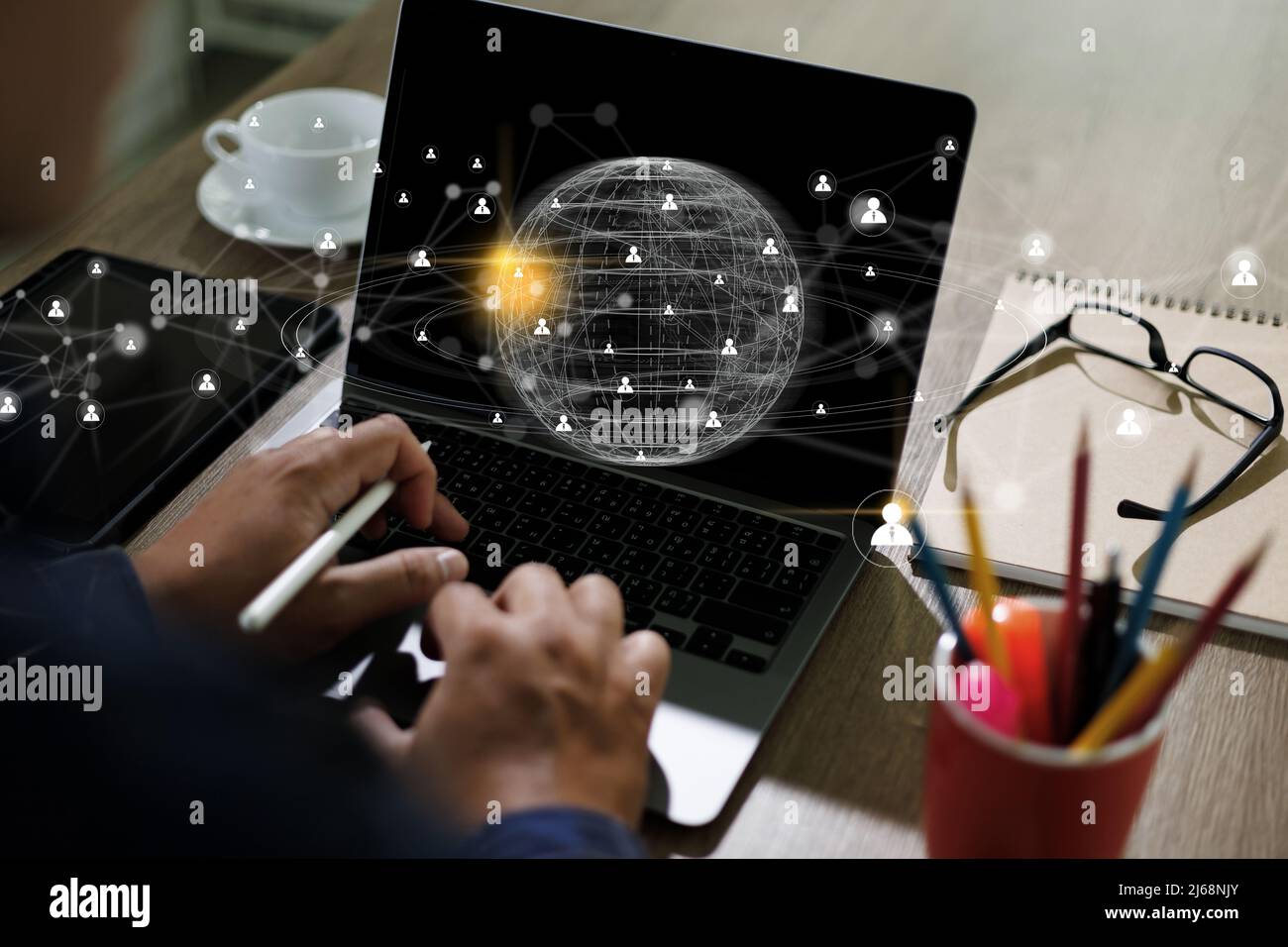 Business Global Internet Connection businessman che utilizza il telefono per la comunicazione con la tecnologia delle applicazioni Smart City e IoT (Internet delle cose) Foto Stock
