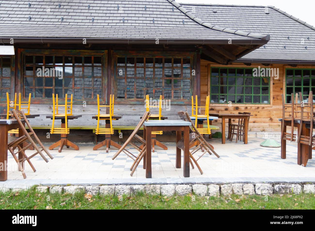 veranda vuota di un ristorante rustico senza visitatori Foto Stock