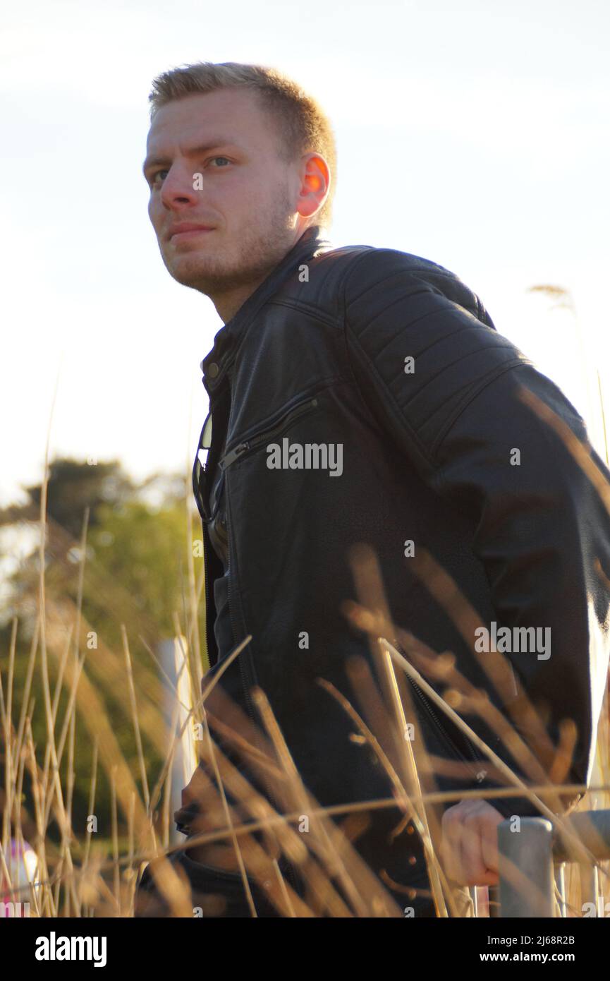 Ragazzo biondo al lago in una giornata di sole Foto Stock