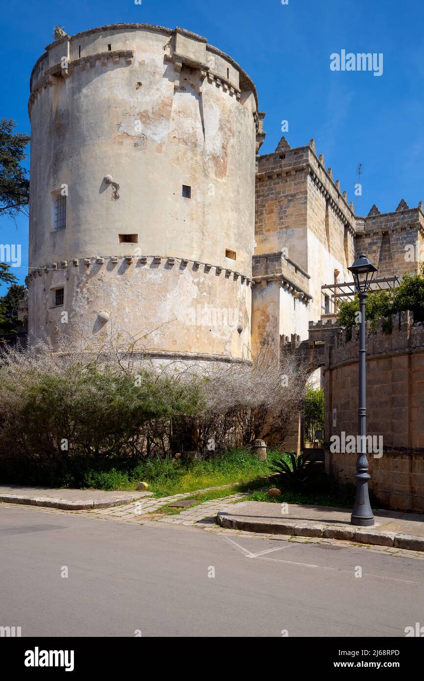 L'imponente fortezza Castello di Morciano, originalemente dal 12th secolo. Leuca, Salento, Puglia, Italia. Foto Stock