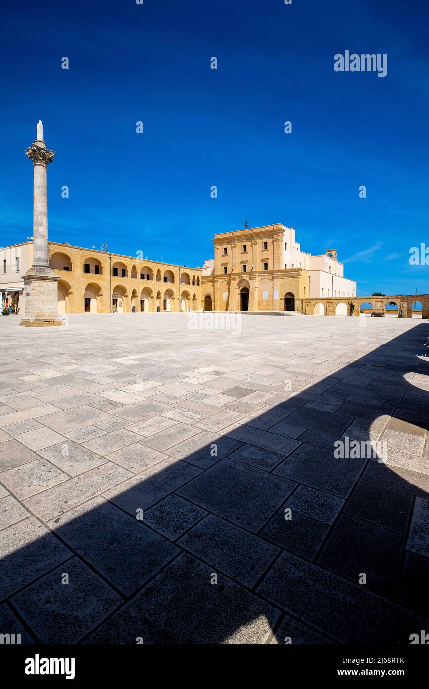 Santa Maria del Santuario di Leuca, provincia di Lecce, Salento, Puglia, Italia meridionale. La colonna Corinzia fu eretta nel 1939 a ce Foto Stock