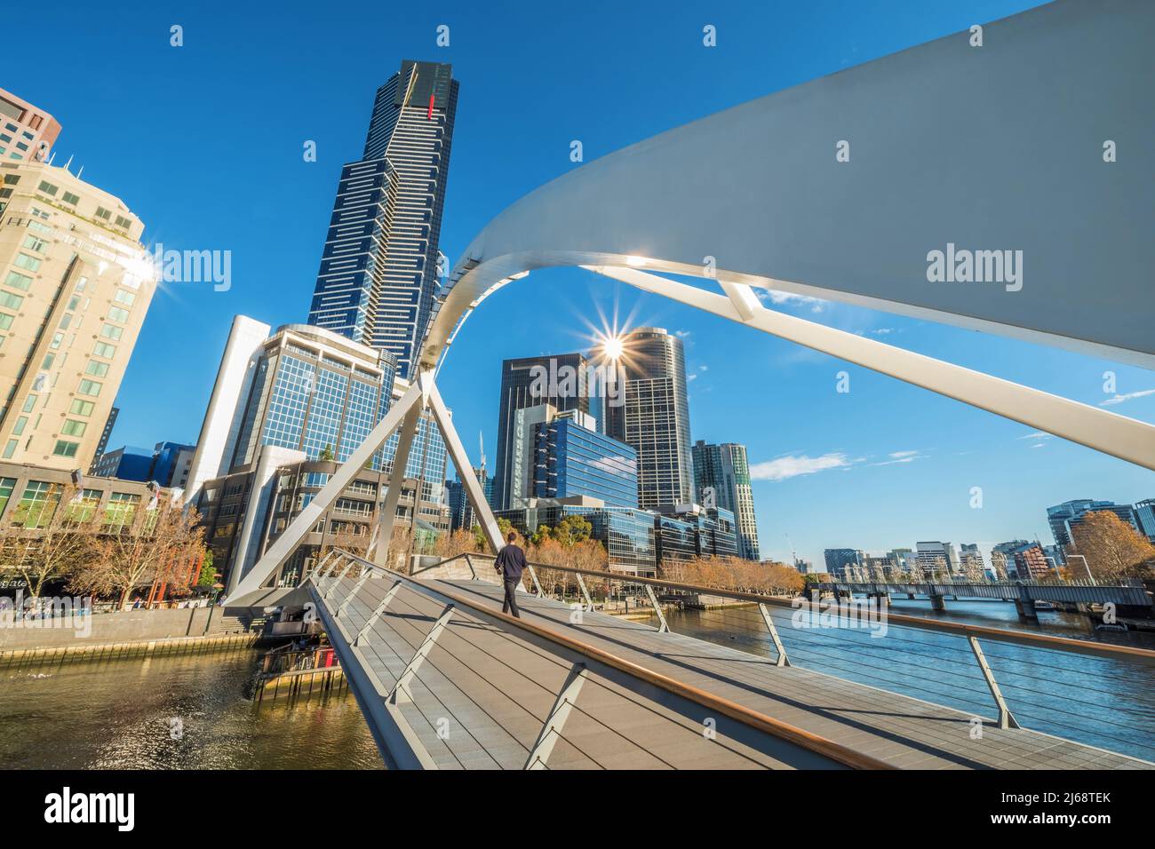 Vista della zona di Southbank dal passaggio pedonale sul fiume Yarra, Melbourne, Victoria, Australia Foto Stock