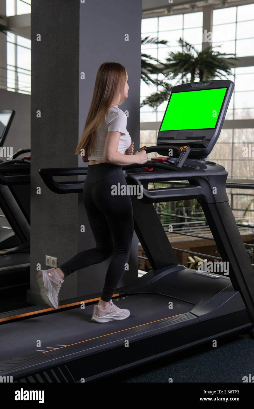 Donna lunghezza tapis roulant interno giovane profilo pieno attivo femminile, concetto sano stile di vita allenamento in persona e sportivo cardio, muscoli Foto Stock Donna lunghezza tapis roulant interno giovane profilo pieno attivo femminile, concetto sano stile di vita allenamento in persona e sportivo cardio, muscoli Foto Stock