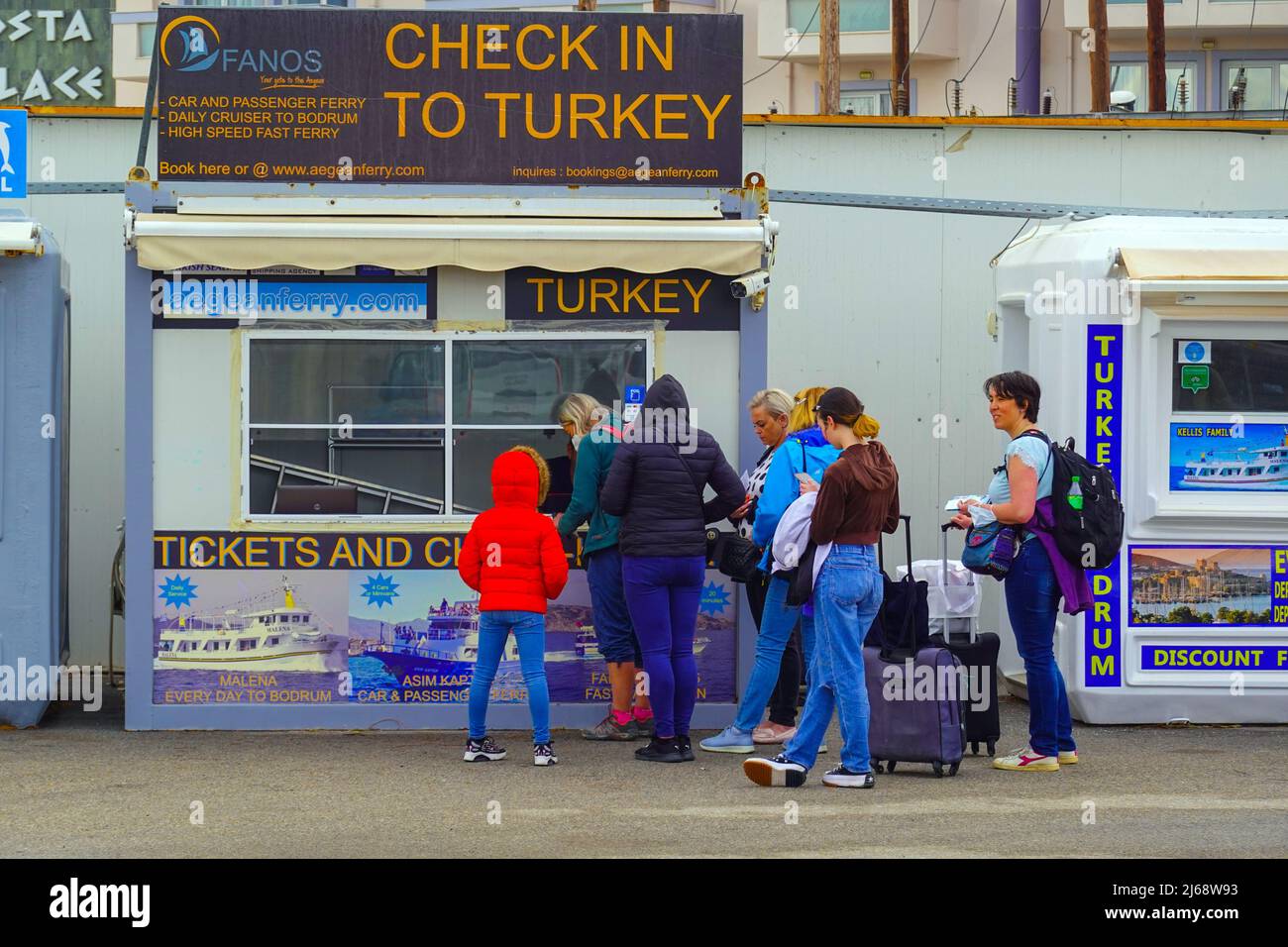 Persone in coda a Kos per acquistare i biglietti dal chiosco per la traversata del traghetto per Bodrum, Turchia Foto Stock