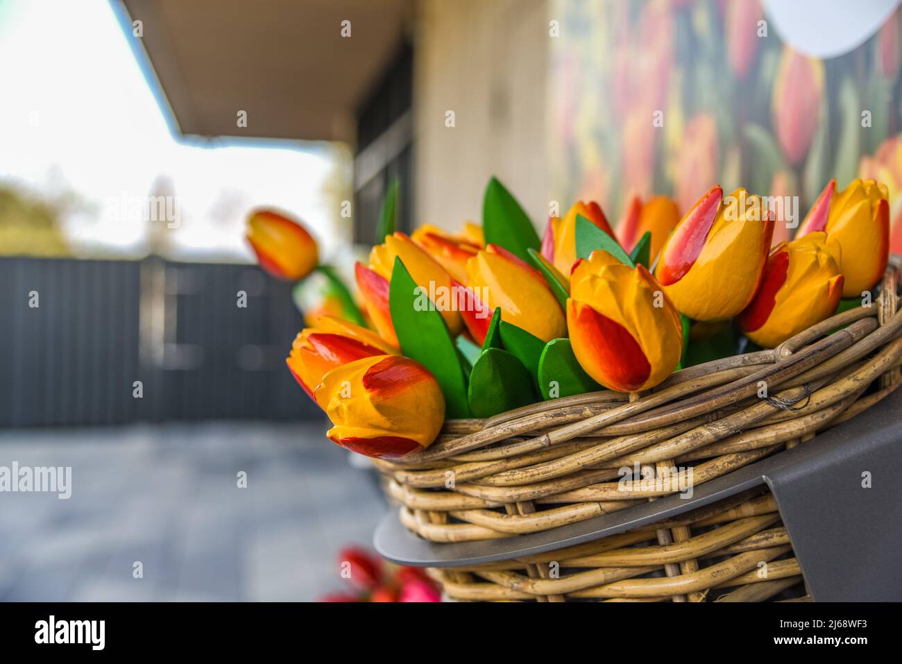 Lisse, Paesi Bassi, aprile 2022. Zoccoli e tulipani in legno, souvenir dell'Olanda. Foto di alta qualità Foto Stock