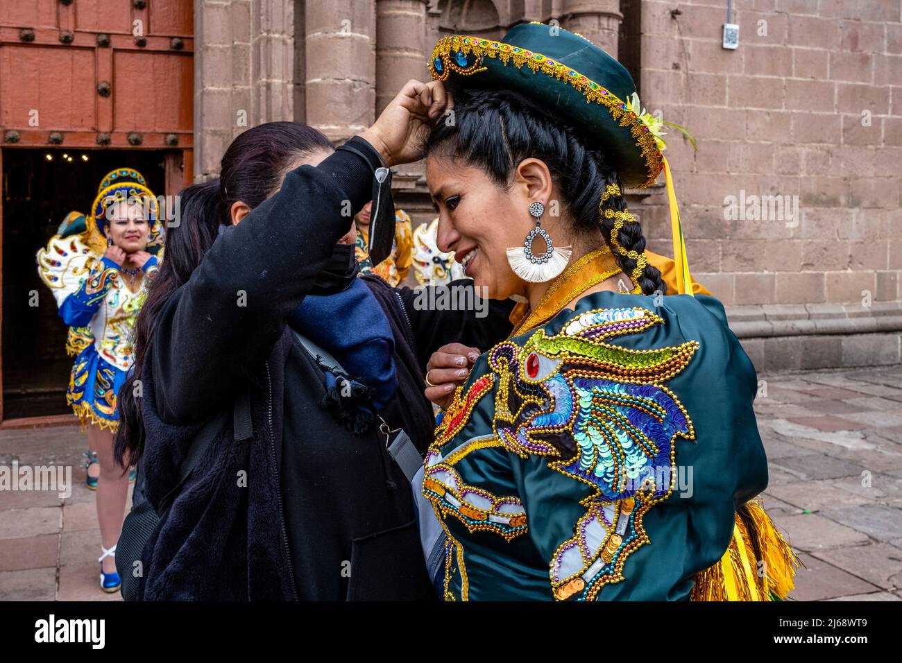 Un ballerino peruviano tradizionale che si prepara a ballare nel Centro storico di Cusco, Provincia di Cusco, Perù. Foto Stock