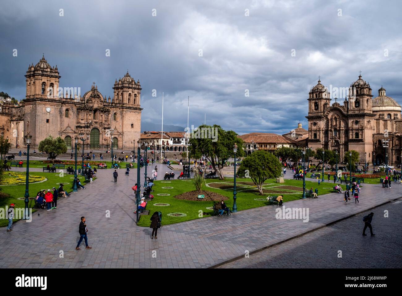 Persone a piedi nella Plaza De Armas, Cusco; Provincia di Cusco; Perù. Foto Stock