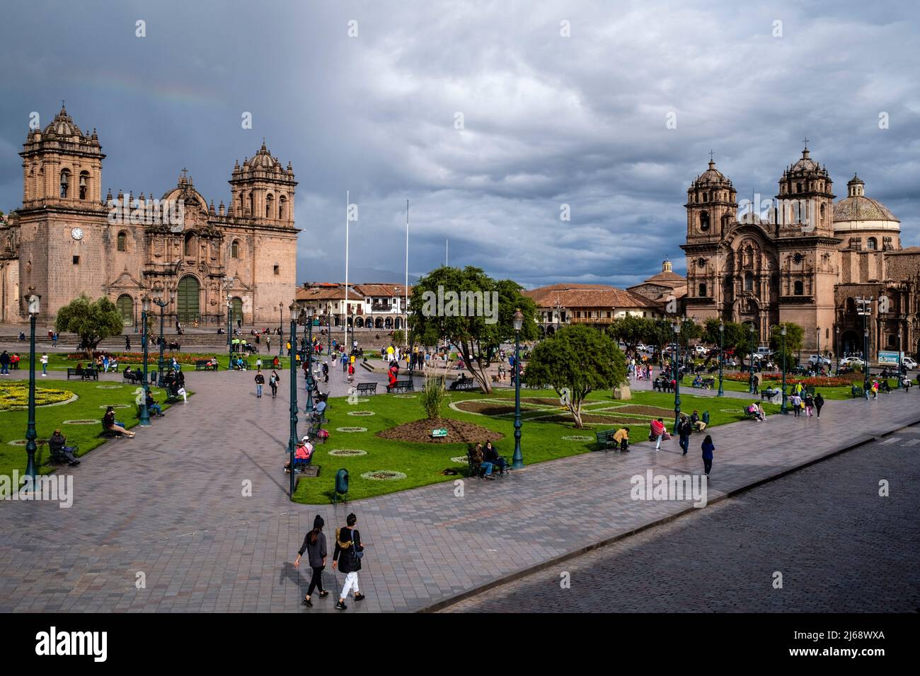 Persone a piedi nella Plaza De Armas, Cusco; Provincia di Cusco; Perù. Foto Stock