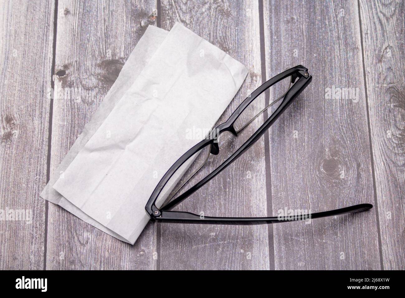 Donna di pulizia delle mani i suoi occhiali da sole Occhiali con un panno  in microfibra di pulizia, wipping occhiali da sole Foto stock - Alamy