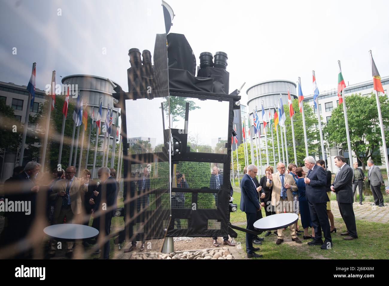 Darmstadt, Germania. 29th Apr 2022. 29 aprile 2022, Hessen, Darmstadt: Volker Bouffier (CDU, r), Presidente del Ministro dell'Assia, e il suo gabinetto hanno un modello satellitare spiegato presso l'Organizzazione europea per lo sfruttamento dei satelliti meteorologici (EUMETSAT) prima di una riunione del gabinetto del governo di Stato dell'Assia. EUMETSAT è un'organizzazione intergovernativa che gestisce i satelliti meteorologici. Foto: Sebastian Gollnow/dpa Credit: dpa Picture Alliance/Alamy Live News Foto Stock