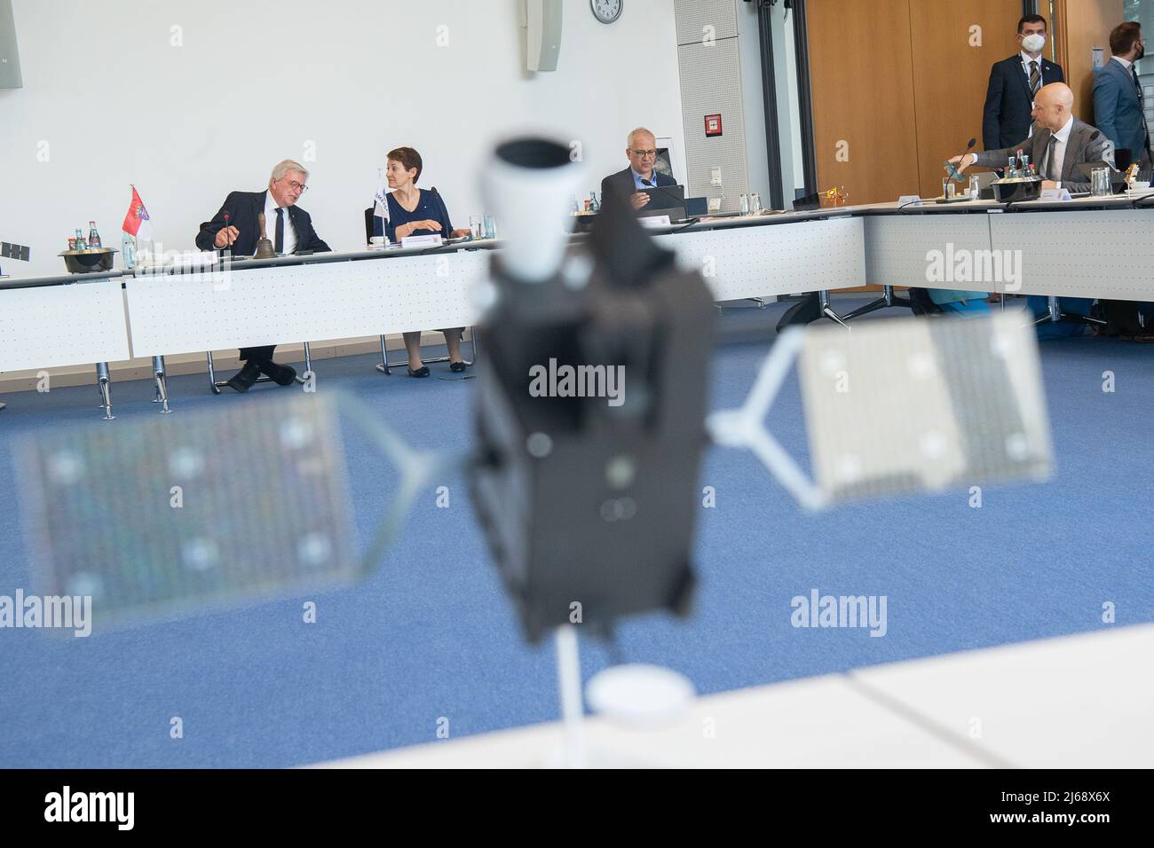 Darmstadt, Germania. 29th Apr 2022. 29 aprile 2022, Assia, Darmstadt: Volker Bouffier (CDU, l-r), Ministro Presidente dell'Assia, siede accanto a Silvia Castaner, Direttore amministrativo di EUMETSAT, E Tarek al-Wazir (Bündnis 90/Die Grünen), Ministro dell'economia e Vice Presidente del Ministro dell'Assia, durante una riunione del governo dello Stato dell'Assia presso l'Organizzazione europea per lo sfruttamento dei satelliti meteorologici (EUMETSAT). EUMETSAT è un'organizzazione intergovernativa che gestisce i satelliti meteorologici. Foto: Sebastian Gollnow/dpa Credit: dpa picture Alliance/Alamy Live NE Foto Stock