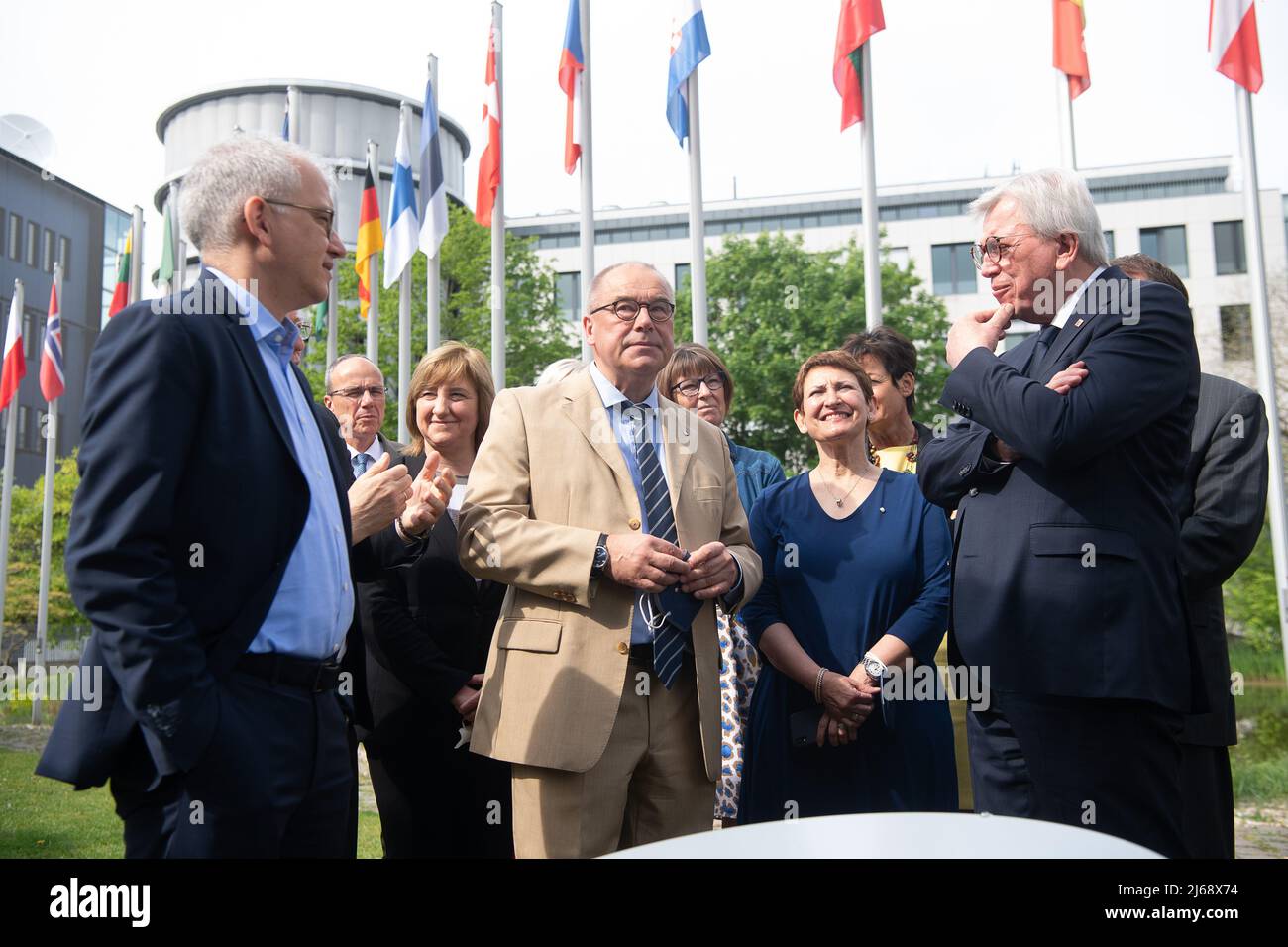 Darmstadt, Germania. 29th Apr 2022. 29 aprile 2022, Hessen, Darmstadt: Tarek al-Wazir (Bündnis 90/Die Grünen, l-r), Ministro dell'economia e Vice primo Ministro dell'Assia, Paul Counet, Capo della strategia e delle relazioni internazionali presso EUMETSAT, Silvia Castaner, Direttore amministrativo EUMETSAT, E Volker Bouffier (CDU), primo ministro dell'Assia, si riuniscono presso l'Organizzazione europea per lo sfruttamento dei satelliti meteorologici (EUMETSAT) prima di una riunione del governo dello stato dell'Assia. EUMETSAT è un'organizzazione intergovernativa che gestisce i satelliti meteorologici. Foto: Se Foto Stock