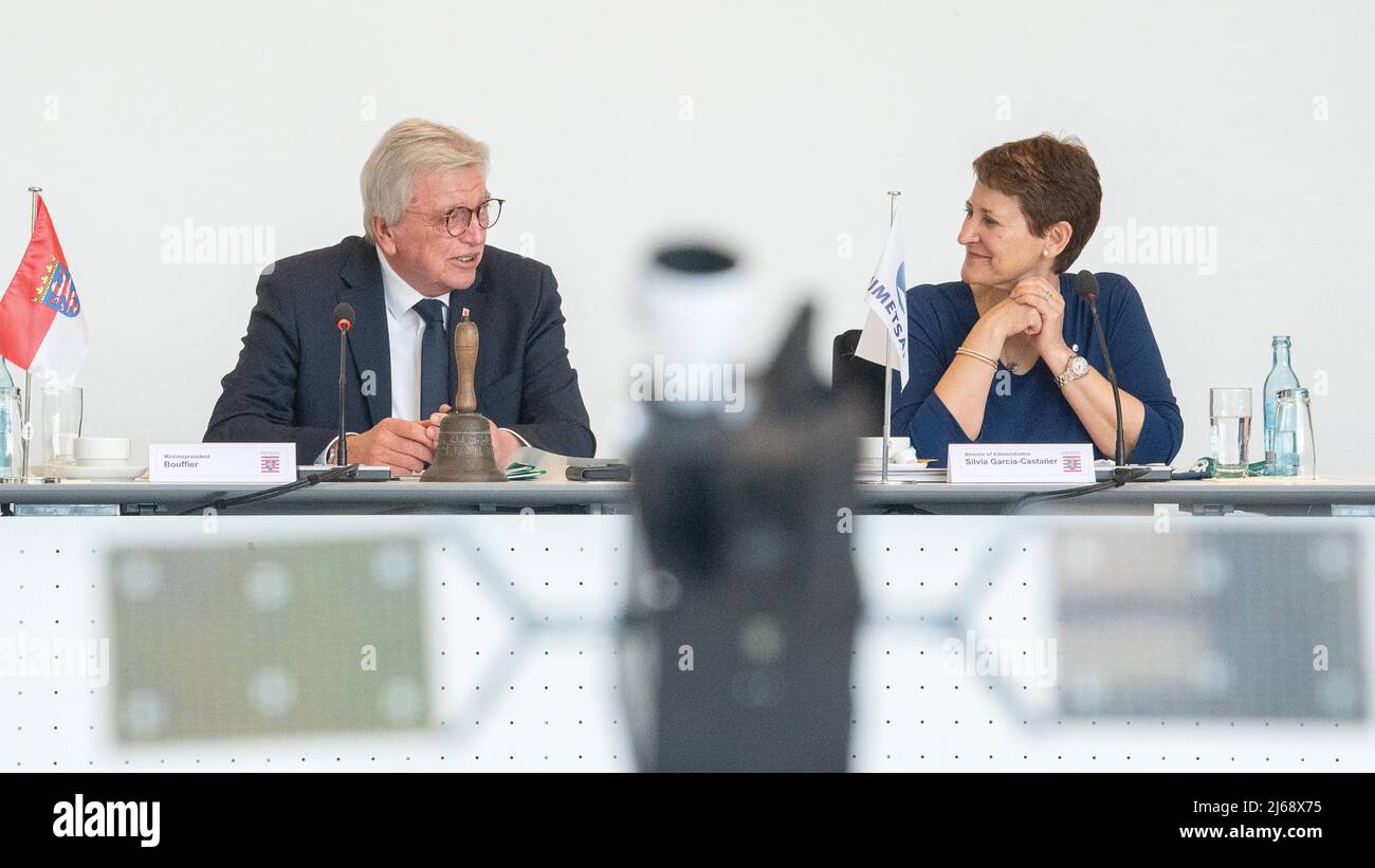Darmstadt, Germania. 29th Apr 2022. 29 aprile 2022, Hessen, Darmstadt: Volker Bouffier (CDU), Ministro Presidente dell'Assia, siede accanto a Silvia Castaner, Direttore amministrativo EUMETSAT, durante una riunione del gabinetto del governo dello Stato dell'Assia presso l'Organizzazione europea per lo sfruttamento dei satelliti meteorologici (EUMETSAT). EUMETSAT è un'organizzazione intergovernativa che gestisce i satelliti meteorologici. Foto: Sebastian Gollnow/dpa Credit: dpa Picture Alliance/Alamy Live News Foto Stock