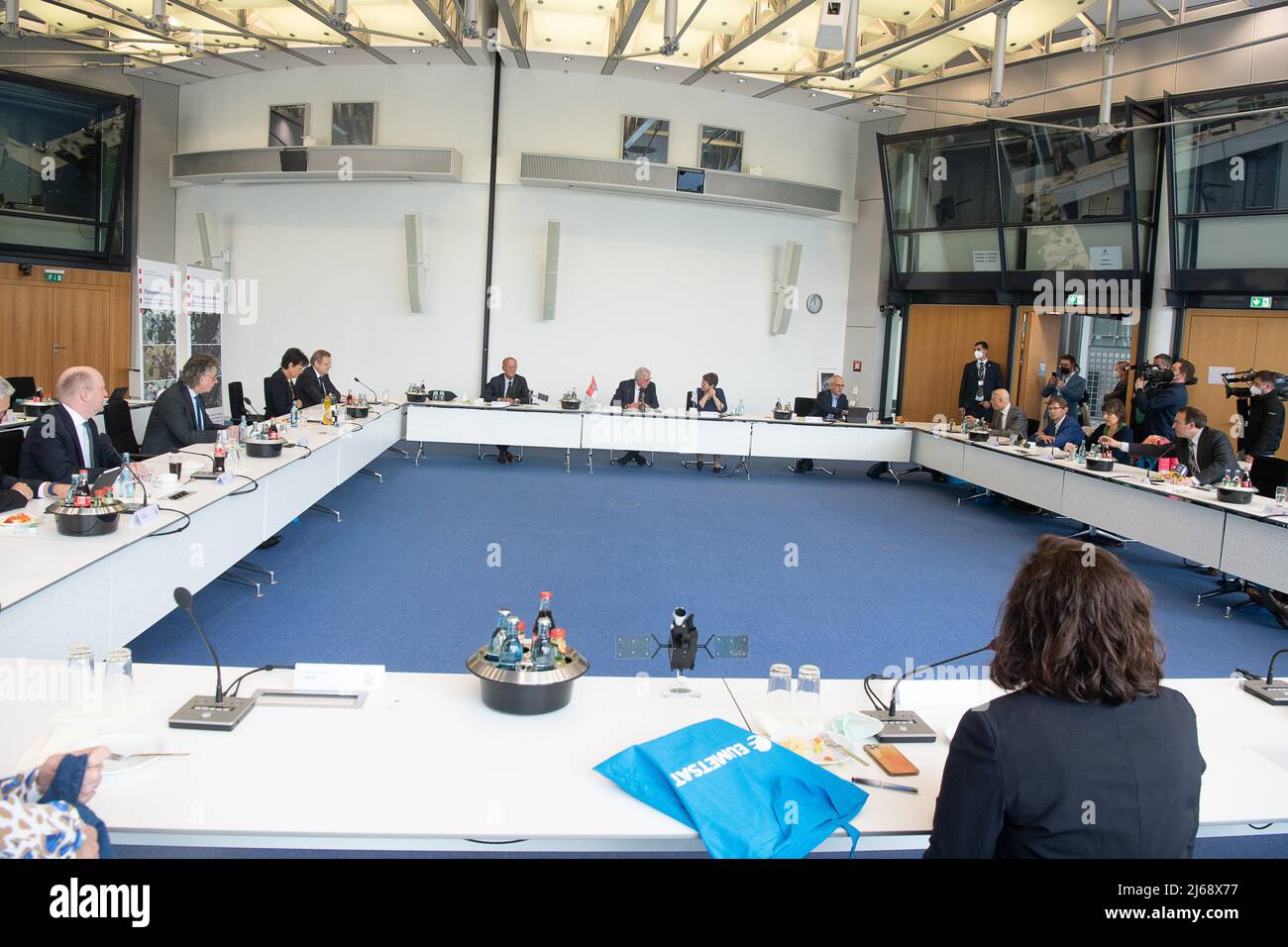 Darmstadt, Germania. 29th Apr 2022. 29 aprile 2022, Hessen, Darmstadt: I membri del gabinetto e i rappresentanti EUMETSAT siedono in una stanza durante una riunione del gabinetto del governo di Hesse presso l'Organizzazione europea per lo sfruttamento dei satelliti meteorologici (EUMETSAT). EUMETSAT è un'organizzazione intergovernativa che gestisce i satelliti meteorologici. Foto: Sebastian Gollnow/dpa Credit: dpa Picture Alliance/Alamy Live News Foto Stock