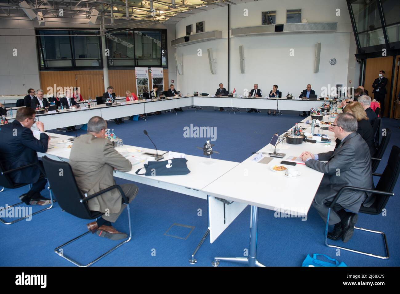 Darmstadt, Germania. 29th Apr 2022. 29 aprile 2022, Hessen, Darmstadt: I membri del gabinetto e i rappresentanti EUMETSAT siedono in una stanza durante una riunione del gabinetto del governo di Hesse presso l'Organizzazione europea per lo sfruttamento dei satelliti meteorologici (EUMETSAT). EUMETSAT è un'organizzazione intergovernativa che gestisce i satelliti meteorologici. Foto: Sebastian Gollnow/dpa Credit: dpa Picture Alliance/Alamy Live News Foto Stock