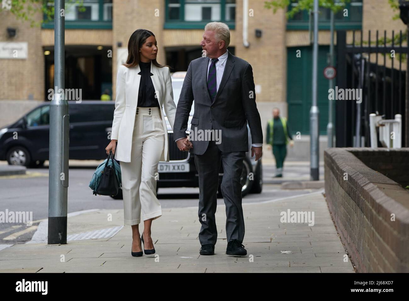 Il tre volte campione di Wimbledon Boris Becker, arriva insieme al partner Lilian de Carvalho Monteiro, per la condanna alla corte della Corona di Southwark, a Londra, dopo che è stato giudicato colpevole di quattro accuse ai sensi della legge sull'insolvenza durante il suo processo fallimentare. Data foto: Venerdì 29 aprile 2022. Foto Stock