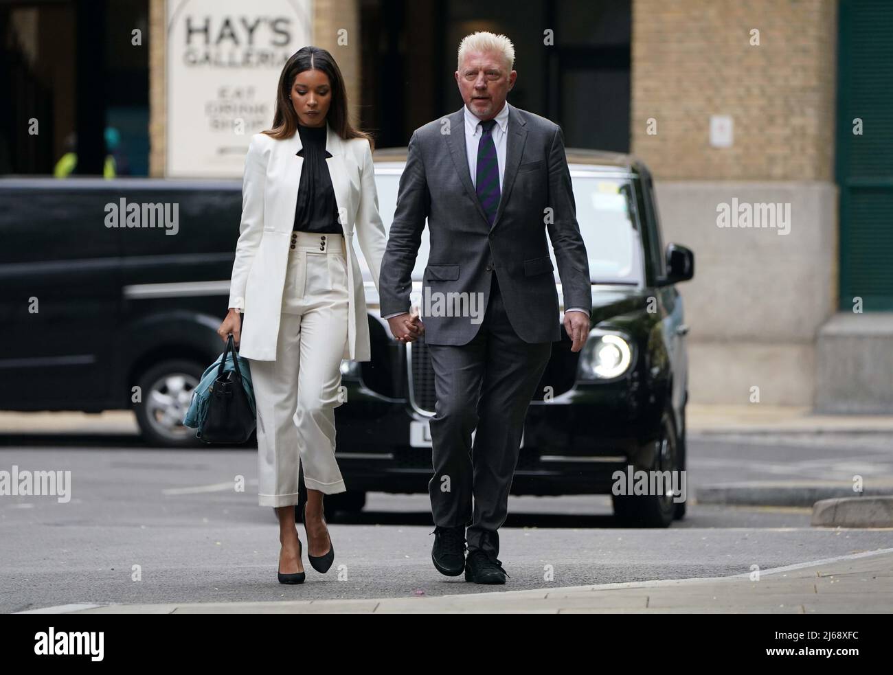 Il tre volte campione di Wimbledon Boris Becker, arriva insieme al partner Lilian de Carvalho Monteiro, per la condanna alla corte della Corona di Southwark, a Londra, dopo che è stato giudicato colpevole di quattro accuse ai sensi della legge sull'insolvenza durante il suo processo fallimentare. Data foto: Venerdì 29 aprile 2022. Foto Stock