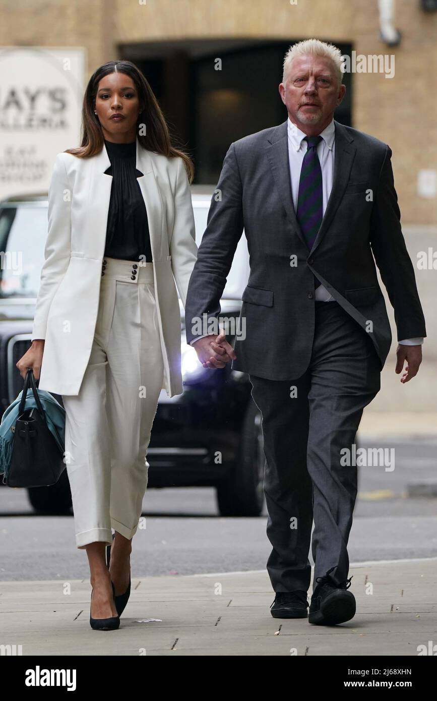 Il tre volte campione di Wimbledon Boris Becker, arriva insieme al partner Lilian de Carvalho Monteiro, per la condanna alla corte della Corona di Southwark, a Londra, dopo che è stato giudicato colpevole di quattro accuse ai sensi della legge sull'insolvenza durante il suo processo fallimentare. Data foto: Venerdì 29 aprile 2022. Foto Stock