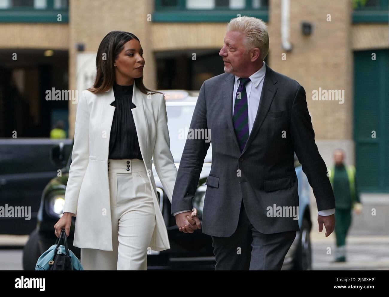 Il tre volte campione di Wimbledon Boris Becker, arriva insieme al partner Lilian de Carvalho Monteiro, per la condanna alla corte della Corona di Southwark, a Londra, dopo che è stato giudicato colpevole di quattro accuse ai sensi della legge sull'insolvenza durante il suo processo fallimentare. Data foto: Venerdì 29 aprile 2022. Foto Stock