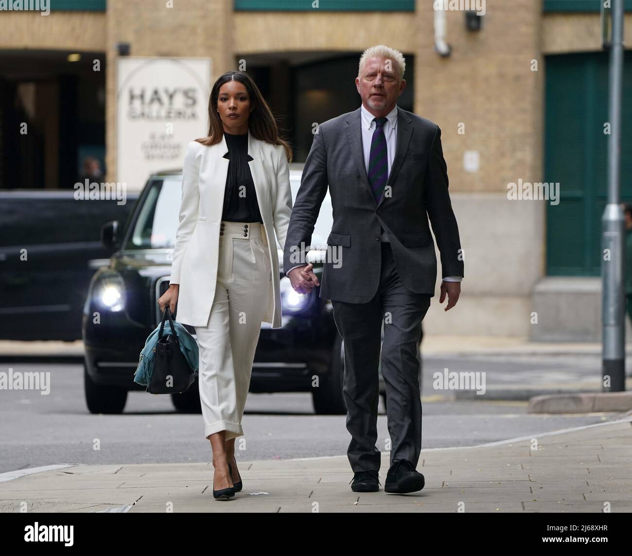 Il tre volte campione di Wimbledon Boris Becker, arriva insieme al partner Lilian de Carvalho Monteiro, per la condanna alla corte della Corona di Southwark, a Londra, dopo che è stato giudicato colpevole di quattro accuse ai sensi della legge sull'insolvenza durante il suo processo fallimentare. Data foto: Venerdì 29 aprile 2022. Foto Stock
