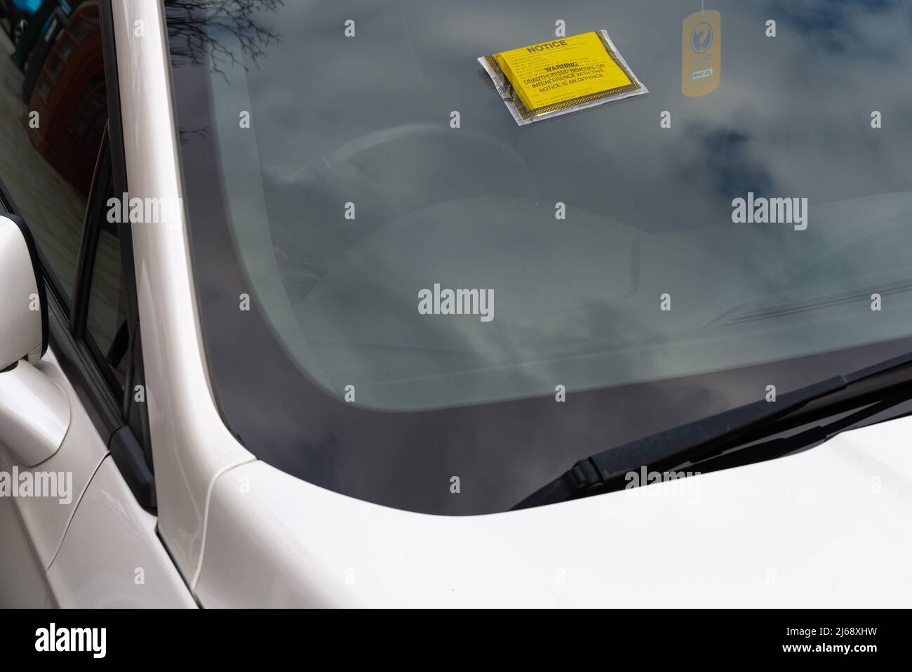 Biglietti di parcheggio, avvisi di penalità, avviso parabrezza giallo, disordine parabrezza, ostruzione, visione, spazzatura, disordine del cruscotto, lettiera, unkempt. Foto Stock