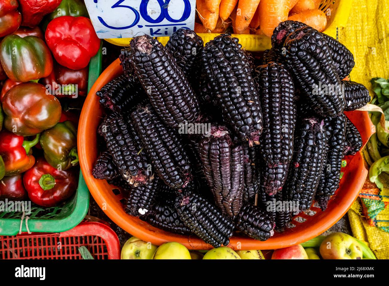 Prodotti vegetali freschi in vendita presso un mercato di strada all'aperto a Cusco, provincia di Cusco, Perù. Foto Stock